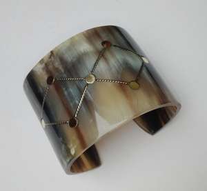 Brazalete de Cuerno Natural Hecho a Mano con Incrustaciones de Latón |   Brazalete Ancho con Diseño de Cuerno |   Proveedor de Joyería al por Mayor, OEM y ODM Disponibles - Product Image 1