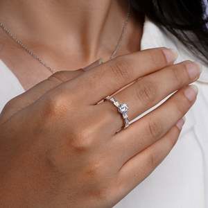 Bague de fiançailles classique solitaire SHREYA DIAM pour femme en argent 925 avec diamant de laboratoire taille brillant et pierres latérales en moissanite couleur D - Product Image 5