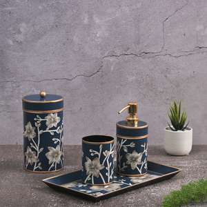 Plateau en bois peint à la main par un fabricant fiable, pour collection décorative, rehaussant la décoration intérieure avec un charme artisanal - Product Image 1