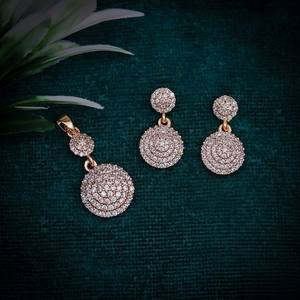 Conjunto de Colgantes de Acero Inoxidable de Alta Calidad, Chapado en Oro con Brillantes Piedras de Circonia Cúbica, Estilo Moderno - Product Image 2