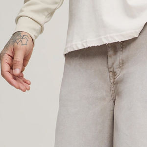 กางเกงยีนส์ขาสั้นผู้ชายปักโลโก้ตามสั่ง มีกระเป๋าและกระดุม ราคาขายส่ง บริการ OEM ปรับขนาดได้ ผ้าระบายอากาศ สวมใส่สบาย - Product Image 2