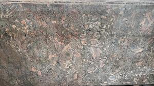 Granit de mélange brun d'aspect élégant naturel de qualité supérieure à 100 pour cent disponible chez Wholesale Supply Granite - Product Image 4