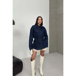 Veste en jean avec détail de plissé à la taille 6145 - Bleu marine style Slap - Product Image 3