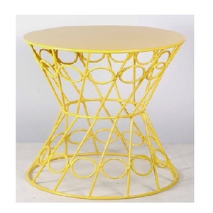 Table basse de salon à revêtement poudré rouge, Adorable table ronde en fil métallique - Product Image 3