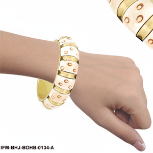 Brazalete Artesanal de Cuerno Natural y Latón - Brazalete de Diseño con Incrustaciones Estilo Boho Chic - Product Image 4