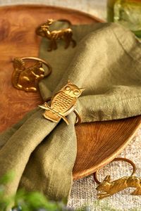 Elegante servilletero de latón dorado con diseño intrincado para cenas elegantes y ocasiones de clase alta - Product Image 3