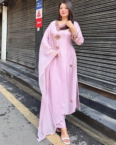 CHANDER DE VISCOSA PESADA DE TELA SUPERIOR DE TRABAJO EN RELIEVE BLANCO CON TRABAJO BORDADO EN SECUENCIA - Product Image 6