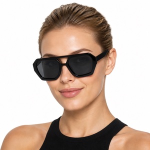 Lunettes de soleil tendance à double pont, protection UV, monture légère en PC, style carré - Product Image 1