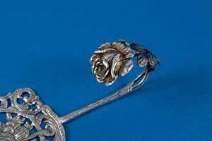 ชุดอุปกรณ์เสิร์ฟเค้กสีเงิน 2 ชิ้น พร้อมด้ามจับดีไซน์สวยงาม เหมาะสำหรับงานแต่งงาน งานเลี้ยง และใช้ในบ้าน จากอินเดีย - Product Image 3