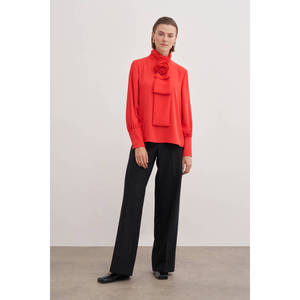 Blusa de Chifón con Broche de Rosa Roja Bordada y Estampado Floral - Product Image 1