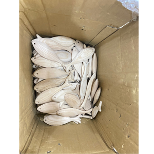 Poisson décoratif en bois sculpté, idéal pour la décoration intérieure, avec un savoir-faire artisanal et du bois naturel. - Product Image 1