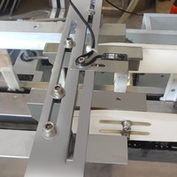 Machine d'emballage en carton à grande vitesse entièrement automatique multifonctionnelle pour bouteilles de vin, sachets de thé triangulaires, boîtes en papier et petits cartons
