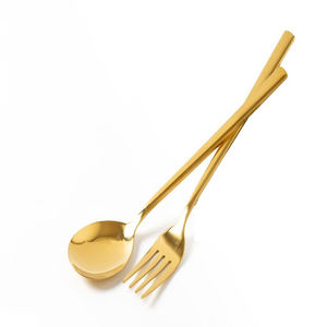 Acero inoxidable de alta calidad con un diseño único de mango texturizado forjado a mano, perfecto para cualquier ambiente gastronómico. - Product Image 5