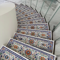 Escalier en marbre écologique avec incrustations, marches étanches, design moderne, durable, incrustation décorative en pierre