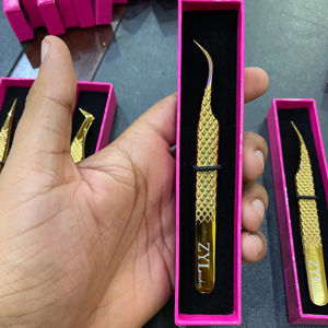 Pinces à cils en acier inoxydable de haute qualité pour extensions de cils en volume et en méga volume avec un design antistatique et durable - Product Image 6