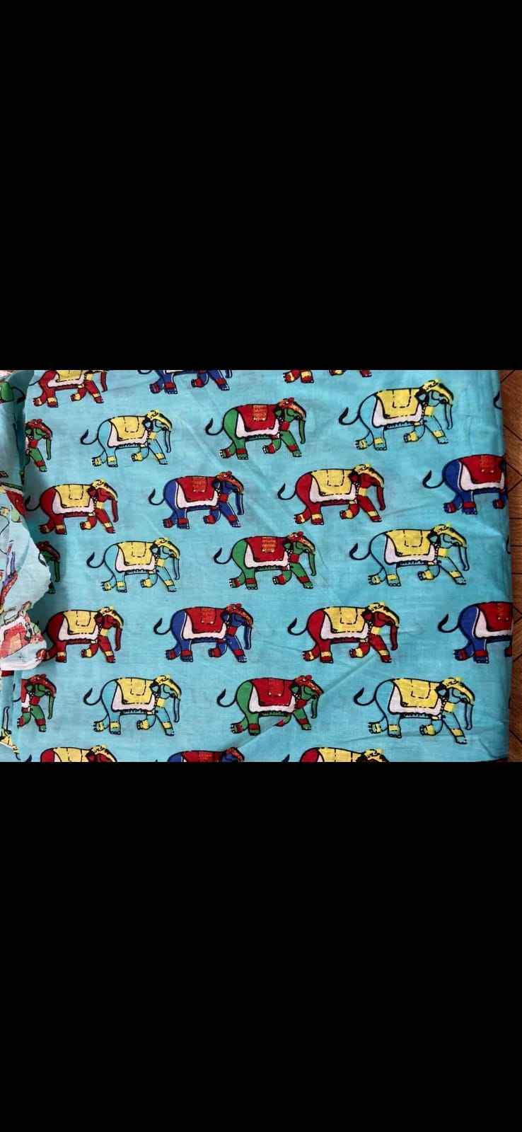 มีสีเขียวขุ่น