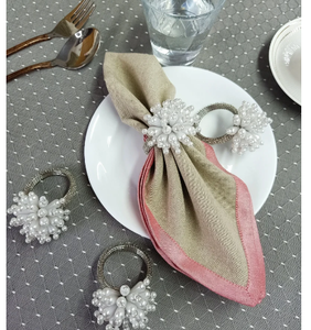 Un ensemble de 4 ronds de serviette en perles de goutte blanches - Product Image 4