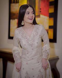 Top de trabajo de secuencia y hilo bordado de lujo de seda de Chinon pesado de diseñador más único y conjunto de traje Palazzo con Dupatta - Product Image 1