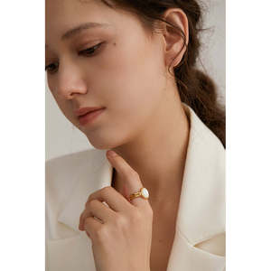 Anello Ovale in Madreperla e Oro - Elegante Gioiello - Product Image 2