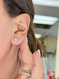 Magnifiques boucles d'oreilles à clous en diamant de taille ovale 2,00 carats, diamant cultivé en laboratoire certifié IGI en or 14 carats, cadeau d'anniversaire de mariage - Product Image 1