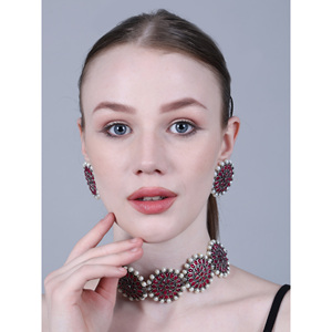 ผ้าส่าหรีสีแดงเลือดหมูทรงกลม ปักลายมุกสีขาว สำหรับงานแต่งงาน - Product Image 4