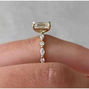 Bague de fiançailles solitaire en diamant taille émeraude exquise avec pierres latérales, certifiée IGI - Product Image 4
