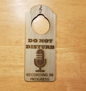 Colgadores de puerta de madera natural con la inscripción 'No molestar' - Product Image 3