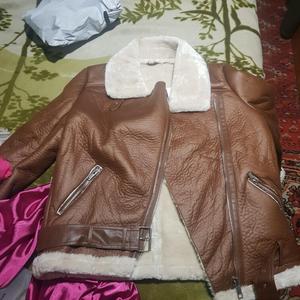 Chaqueta de piel sintética gruesa para hombre con cierre de cremallera a prueba de viento estilo callejero abrigo de invierno teñido liso con patrón de letras - Product Image 5