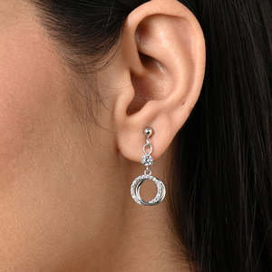 Pendientes Colgantes Circulares Plateados con Circonitas y Perlas, Geométricos y Bañados en Oro, Ideales para Bodas, Fiestas y Regalos - Product Image 4