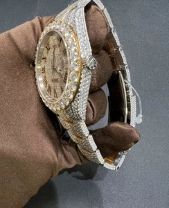 VVS LAB Montre de luxe à mouvement à quartz automatique 42mm Montre en diamant de ton blanc avec or blanc et design entièrement glacé - Product Image 4