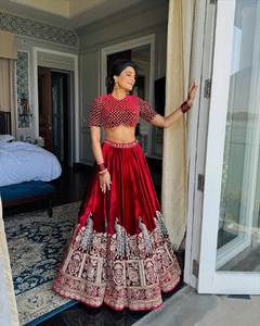 MAGNIFIQUE LEHENGA CHOLI AVEC DUPATTA AVEC SEQUENCE DE CORDON OEUVRE BRODÉE - Product Image 4