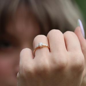 Bague de fiançailles en diamant Moissanite coupe ronde de 5mm en or | Baguette côté pierre bijoux de mariage de mariée - Product Image 3