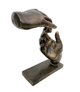 Escultura de metal de pareja besándose de estilo modernista, captura la ternura del amor en una forma artística elegante, increíblemente hecha por ARTISTIQUE - Product Image 6
