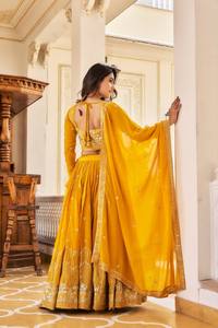 Designer Wedding Wear Lehenga Choli et Dupatta avec un travail de séquence de broderie - Product Image 3