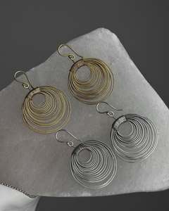Boucles d'oreilles en spirale en fil métallique faites à la main, dorées et argentées, légères, rondes, pendantes, pour femmes, bijoux minimalistes - Product Image 3