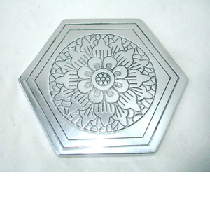 Lot de 4 sous-verres classiques hexagonaux en métal moulé avec motifs de gravure, tampons d'ardoise vierges, tapis de boisson durables emballés en vrac pour événements - Product Image 6