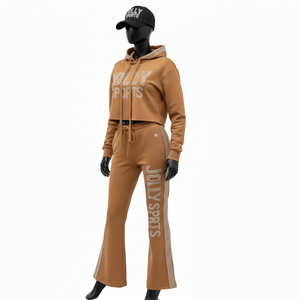 Chándal Deportivo para Mujer, Tejido Elástico de Felpa GSM, Color Marrón, con Detalles Laterales y Logotipo Personalizado con Pedrería, Tallas Grandes - Product Image 4