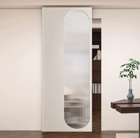 Système de portes coulissantes modernes en bois avec cadre en aluminium, sans rail, à verre simple, pour salon, avec miroir et amortisseur hydraulique