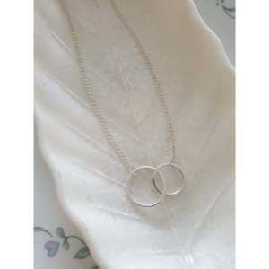 Collar de dos círculos enlazados Chapado en oro Acero inoxidable delicado con diamante geométrico Zircon Diseño de enlace de moda Plata - Product Image 1