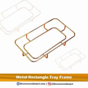 Plateau moderne en métal conçu avec finesse, idéal pour accueillir les invités servant des fruits secs ou comme centre de table de fête - Product Image 6