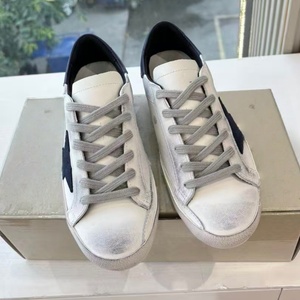 Zapatillas de diseñador de cuero genuino de ganso blanco, antideslizantes y cómodas, estilo casual para caminar sobre superficies sucias. - Product Image 5