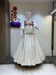 Conjunto de Chaniya Choli Étnico Blanco para Mujer, Algodón Khadi Puro, Absorbente de Humedad, con Bordado Butti, Traje Tradicional para Navratri, Laxmi - Product Image 3