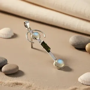 Colgante Religioso Hecho a Mano en Plata 925 con Piedra Lunar y Turmalina para Mujer - Hecho en India - Product Image 3