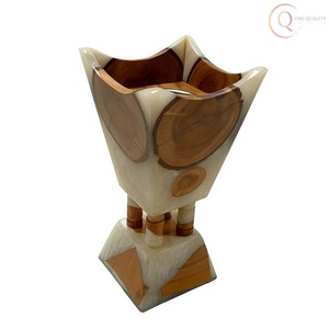 Boîte à encens en bois traditionnelle avec un savoir-faire de qualité supérieure pour les amateurs de bâtonnets d'encens - Product Image 2