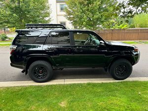 Toyota 4Runner TRD Pro 2024, faible kilométrage, boîte automatique, direction à gauche, pneus R20, état sombre - Product Image 3