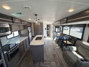 Remolque de Campamento Usado Crossroads S-u-n-s-e-t T-r-a-i-l 330SI 2022 en Venta para Acampar y Viajar - Product Image 2