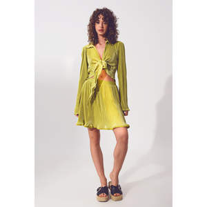 Falda corta plisada verde con corte en A y cintura natural - Product Image 5