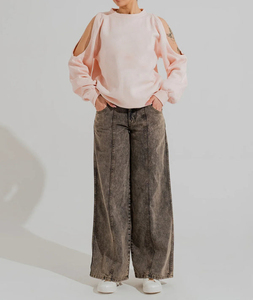 เสื้อสเวตเชิ้ตแขนยาวสีชมพูอ่อนแบบคัตเอาท์ที่ไหล่ ผลิตจากผ้าฝ้ายผสมคุณภาพสูง รับผลิตตามแบบ OEM พร้อมสกรีนโลโก้ สไตล์ลำลอง ผลิตในปากีสถาน - Product Image 3