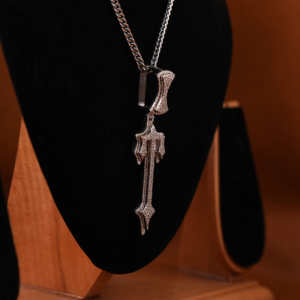 จี้เพชรโมอิสซาไนต์รูปดาบไขว้แบบกำหนดเอง เงินแท้ 925 ประดับเพชรเต็มตัว สไตล์ฮิปฮอป ของขวัญสำหรับเขาในงานปาร์ตี้ - Product Image 3