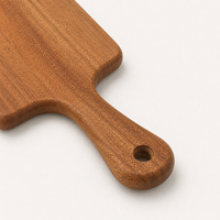 Planche à découper en bois d'acacia irrégulier avec poignée pour servir le fromage, la pizza, le steak, le gâteau et pour une utilisation en cuisine